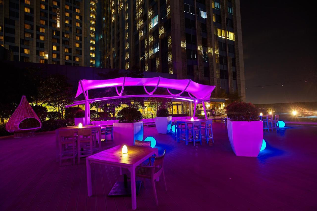 Crimson Hotel Filinvest City, Manila Muntinlupa City Zewnętrze zdjęcie The Pool Bar