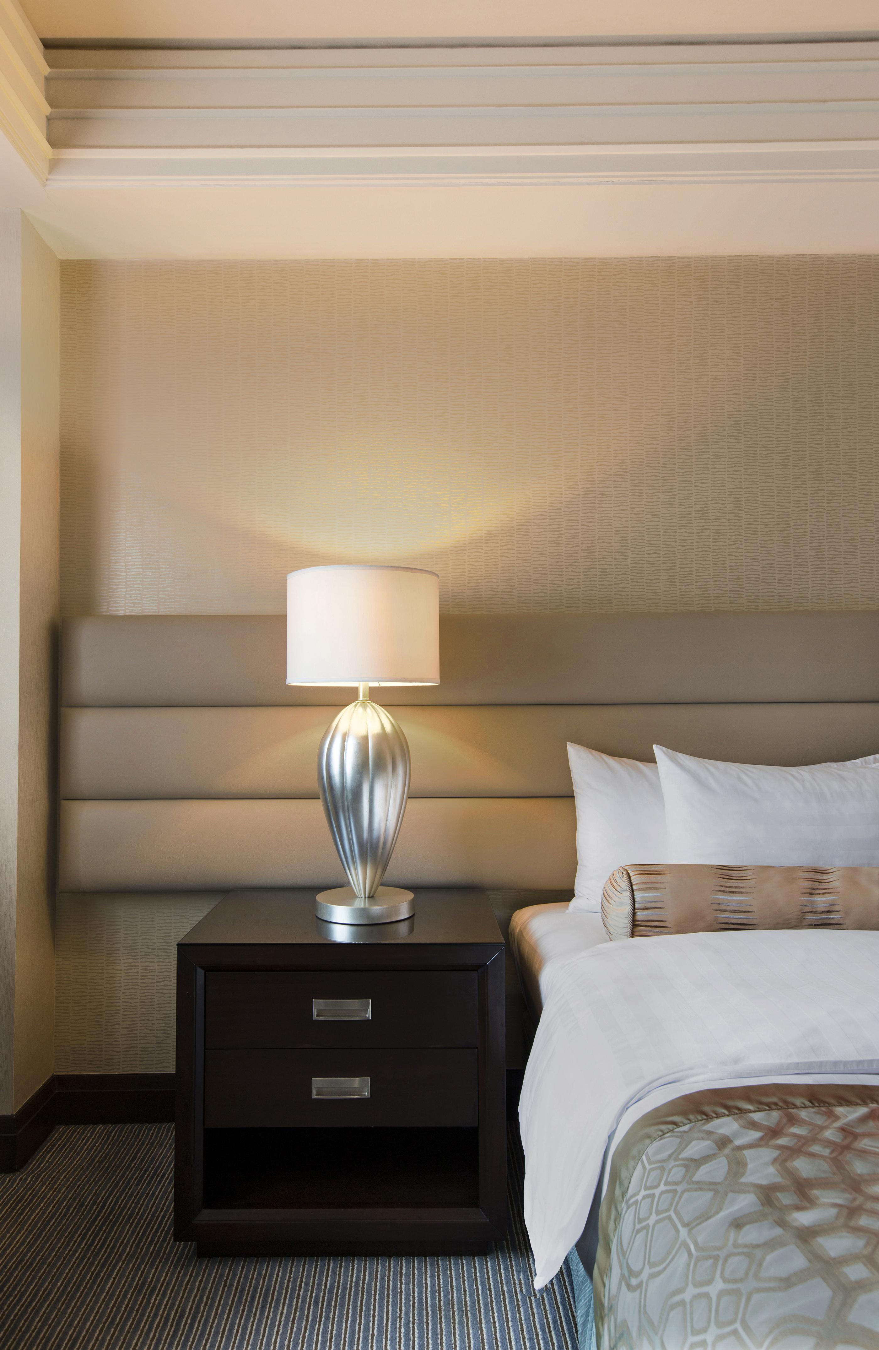 Crimson Hotel Filinvest City, Manila Muntinlupa City Zewnętrze zdjęcie A lamp on a bedside table