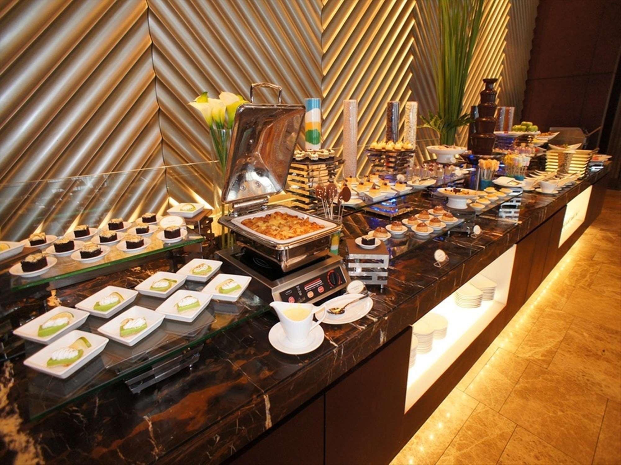 Crimson Hotel Filinvest City, Manila Muntinlupa City Zewnętrze zdjęcie A buffet at a hotel