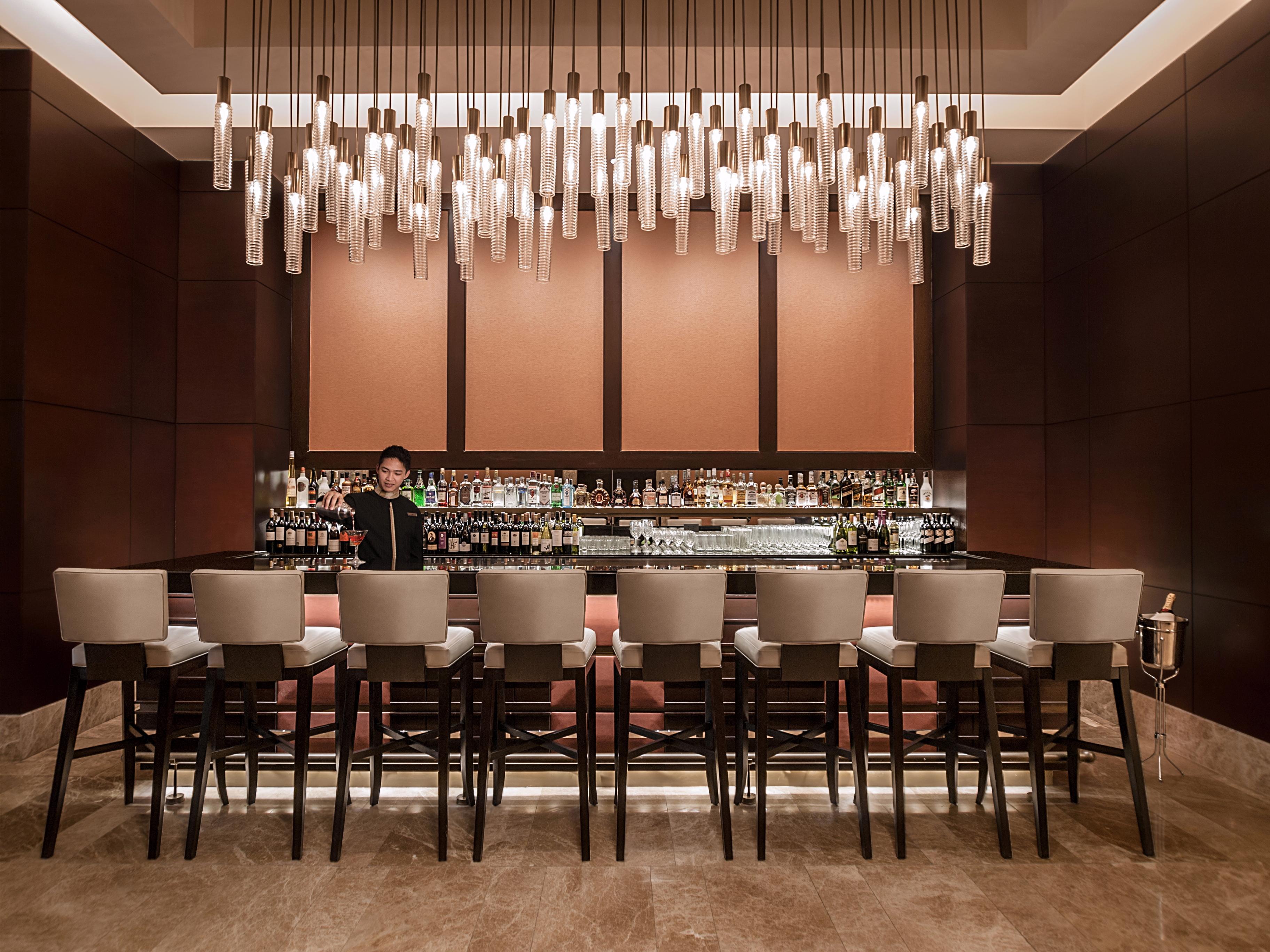 Crimson Hotel Filinvest City, Manila Muntinlupa City Zewnętrze zdjęcie The bar at the lobby