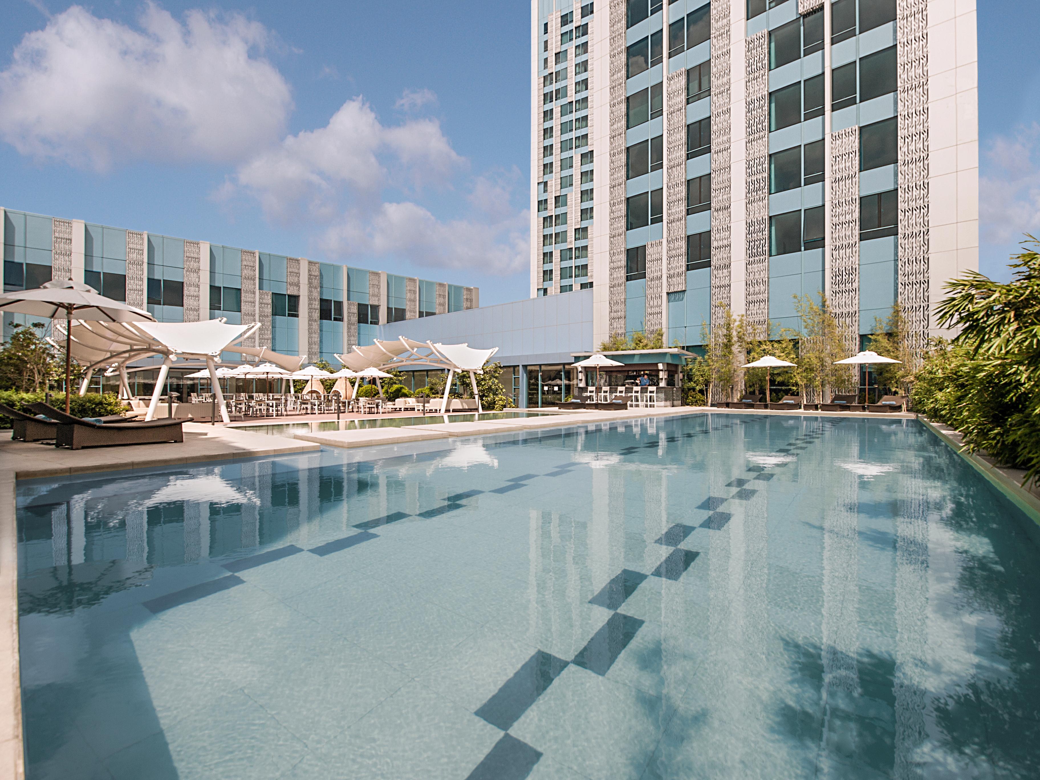 Crimson Hotel Filinvest City, Manila Muntinlupa City Zewnętrze zdjęcie The pool at the hotel