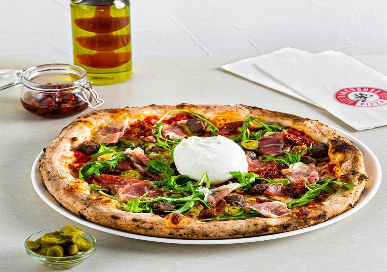 Crimson Hotel Filinvest City, Manila Muntinlupa City Zewnętrze zdjęcie Pizza with buratta