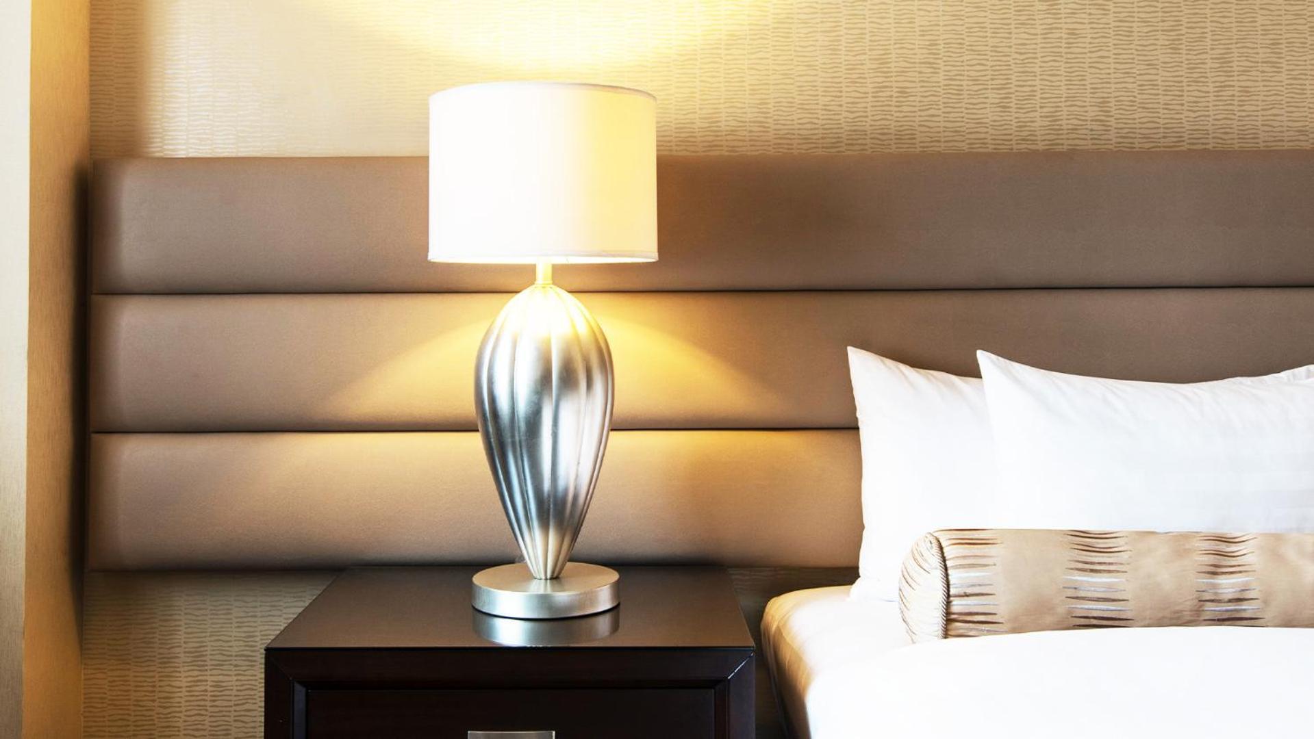 Crimson Hotel Filinvest City, Manila Muntinlupa City Zewnętrze zdjęcie A table lamp