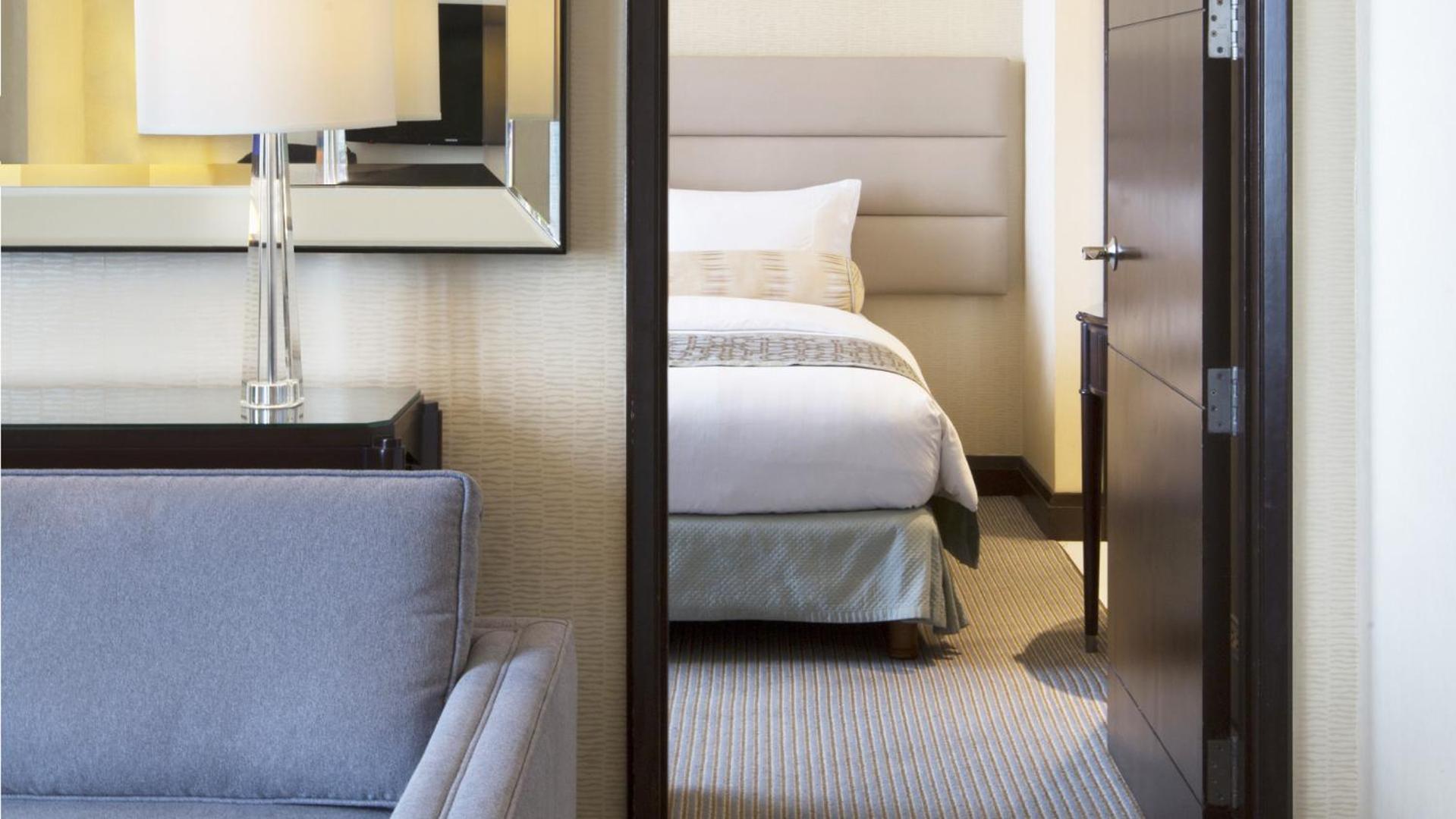 Crimson Hotel Filinvest City, Manila Muntinlupa City Zewnętrze zdjęcie A bedroom in a suite at the Conrad Hong Kong
