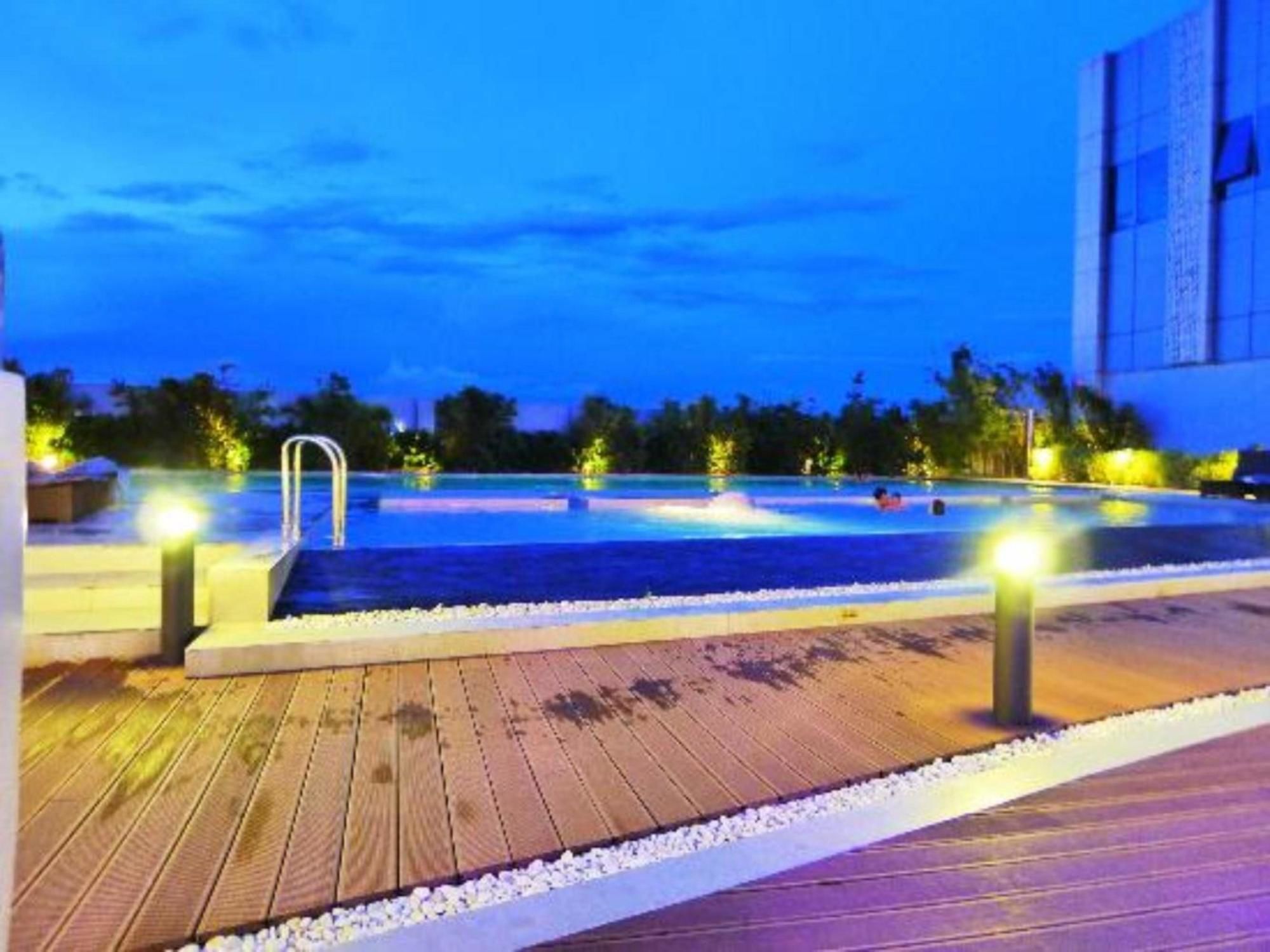 Crimson Hotel Filinvest City, Manila Muntinlupa City Zewnętrze zdjęcie The artificial lake at the center of the complex