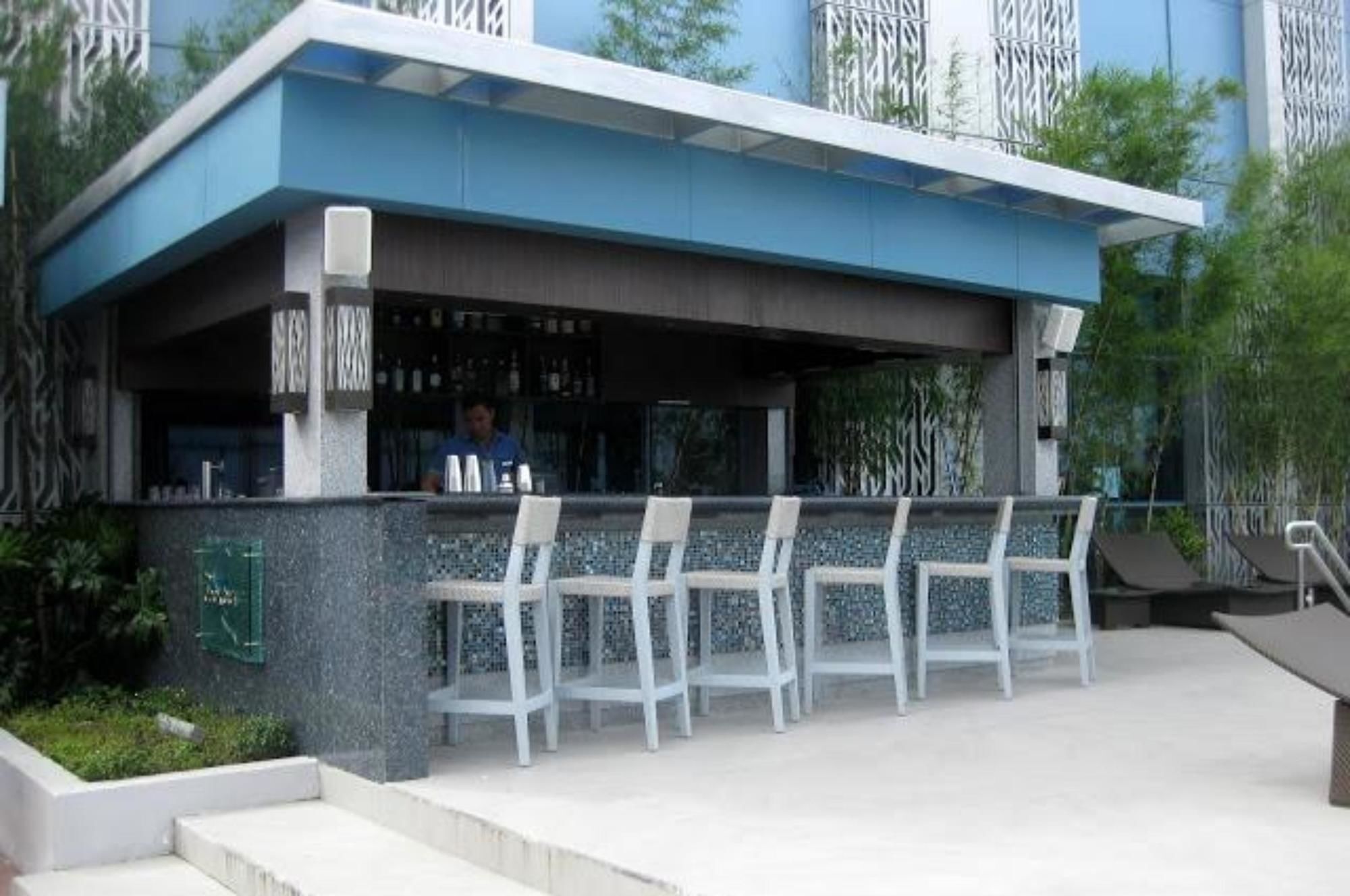 Crimson Hotel Filinvest City, Manila Muntinlupa City Zewnętrze zdjęcie The poolside bar at the hotel